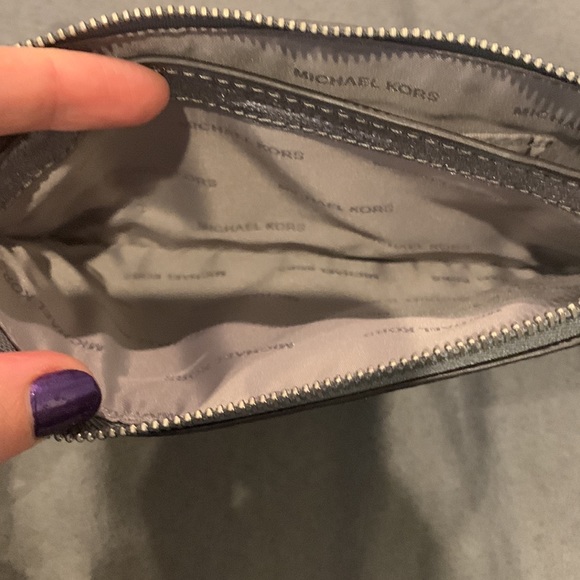 *NWOT* Michael Kors silver wristlet wallet - Picture 4 of 5